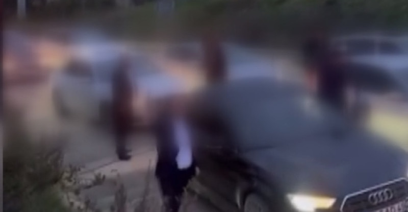 MERSİN’DE DÜĞÜN KONVOYUNDAKİ ARACIYLA YOLU KAPATIP TABANCAYLA HAVAYA ATEŞ AÇTI…