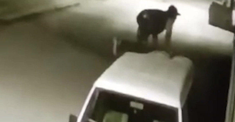 ADANA’DA PARK HALİNDEKİ PANELVANDAN MALZEME ÇALDIĞI ÖNE SÜRÜLEN KİŞİNİN ARACIN TAVANINA ÇIKIP GÜVENLİK KAMERASINI SÖKMESİ GÖRÜNTÜLERE YANSIDI