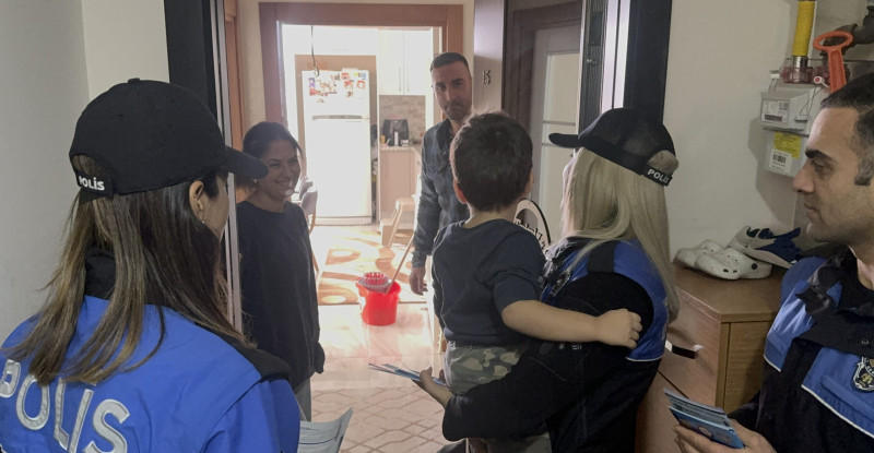 ADANA’DA POLİS “KOMŞUNU KOLLA” PROJESİ KAPSAMINDA VATANDAŞLARI HIRSIZLIK VE DOLANDIRICILIK OLAYLARINA KARŞI BİLGİLENDİRDİ