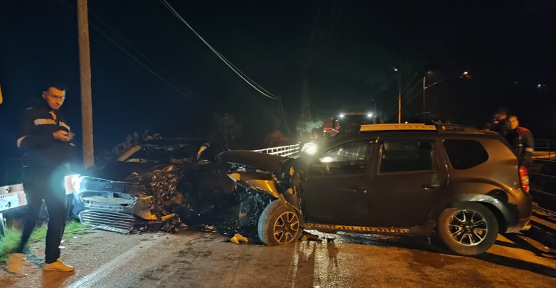 ADANA’NIN KOZAN İLÇESİNDE 2 OTOMOBİLİN ÇARPIŞTIĞI KAZADA 2 KİŞİ YARALANDI