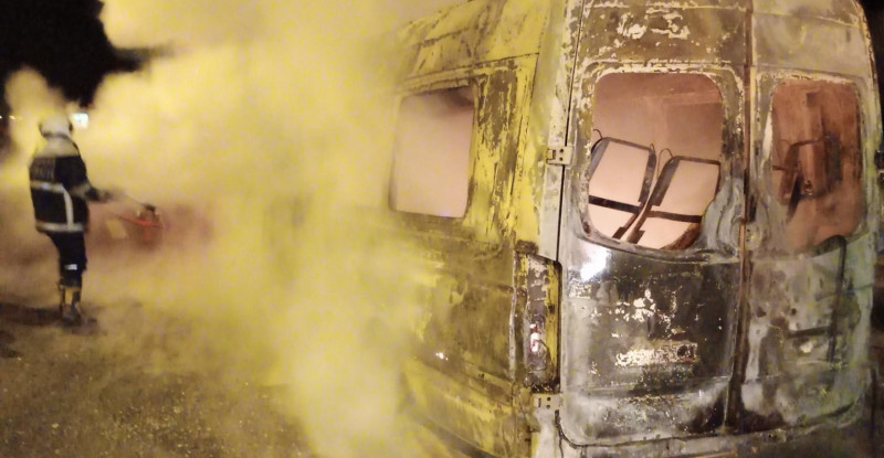 ADANA’DA OTOYOLDA SEYİR HALİNDEYKEN YANGIN ÇIKAN MİNİBÜSTE HASAR MEYDANA GELDİ