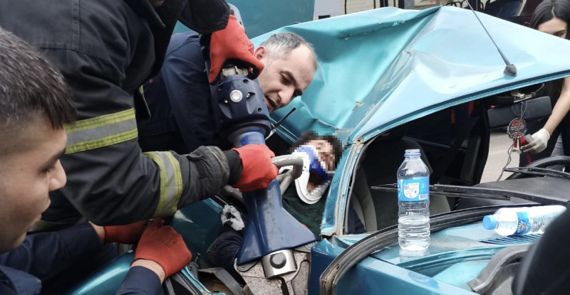 ADANA’DA AYDINLATMA DİREĞİNE ÇARPAN OTOMOBİLDEKİ 2 KİŞİ YARALANDI