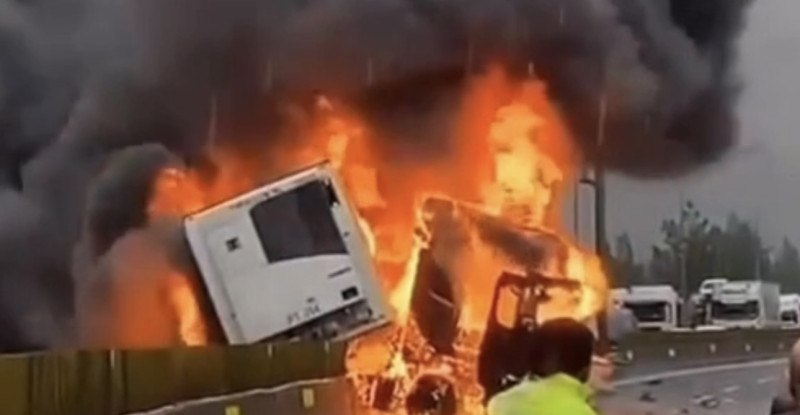 ADANA’NIN POZANTI İLÇESİNDE OTOYOLDA BARİYERE ÇARPIP DEVRİLEN TIRDA YANGIN ÇIKTI