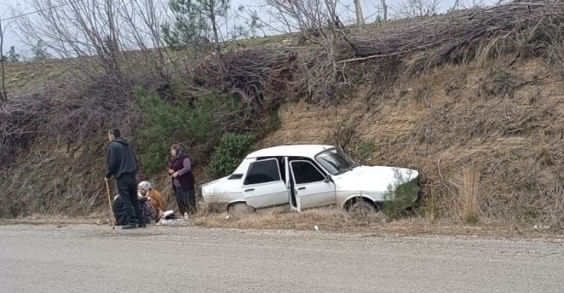 ADANA’DA ŞARAMPOLE SAVRULAN OTOMOBİLDEKİ 3 KİŞİ YARALANDI
