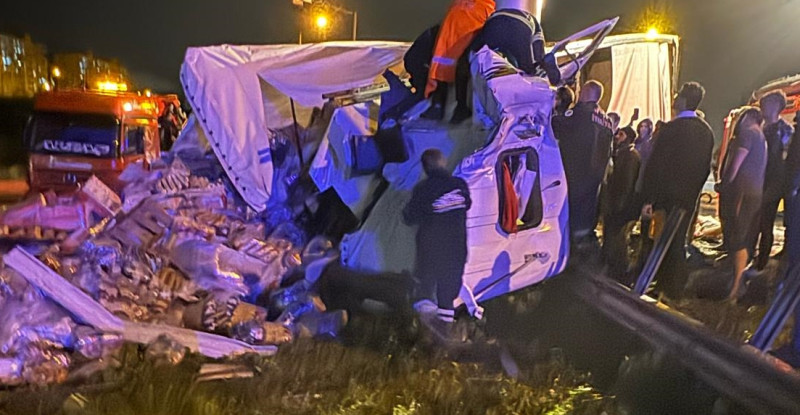 ADANA’DA BARİYERLERE ÇARPAN GIDA YÜKLÜ TIRIN SÜRÜCÜSÜ YARALANDI