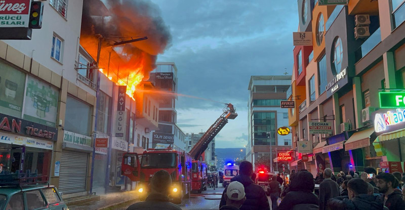 MERSİN’DE BİR İŞ YERİNDE YANGIN ÇIKTI