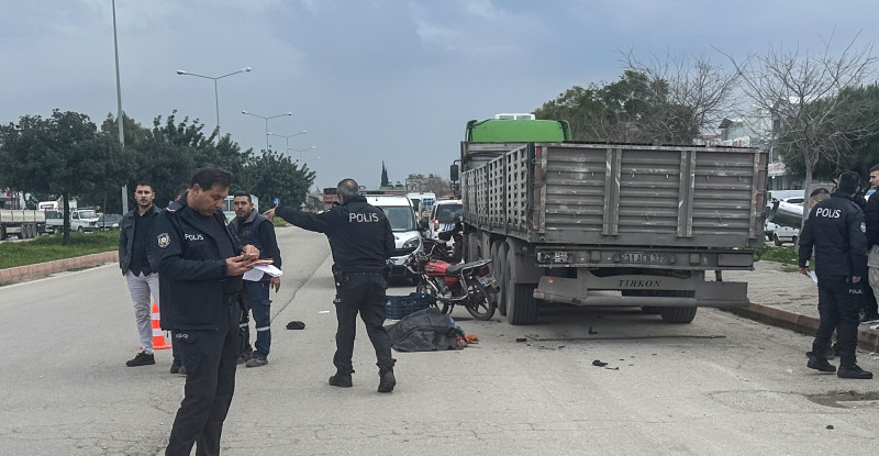 ADANA’DA PARK HALİNDEKİ TIRA ÇARPAN MOTOSİKLETİN SÜRÜCÜSÜ HAYATINI KAYBETTİ