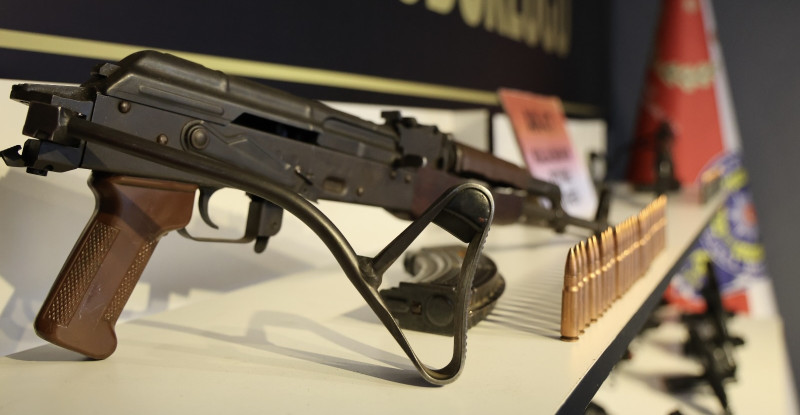 ADANA SEYHANDA POLİS BİR HAFTADA  RUHSATSIZ 7 TÜFEK, 2 KALAŞNİKOF VE 36 TABANCA ELE GEÇİRDİ. 9 KİŞİ TUTUKLANDI