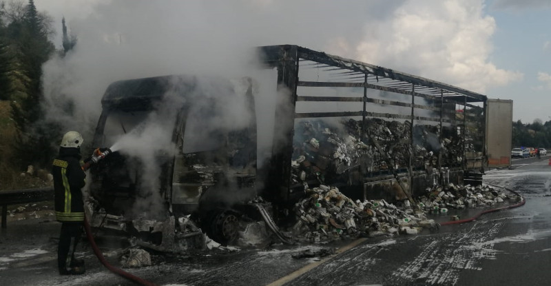 ADANA’NIN POZANTI İLÇESİNDE SEYİR HALİNDEYKEN YANGIN ÇIKAN TIRDA HASAR OLUŞTU