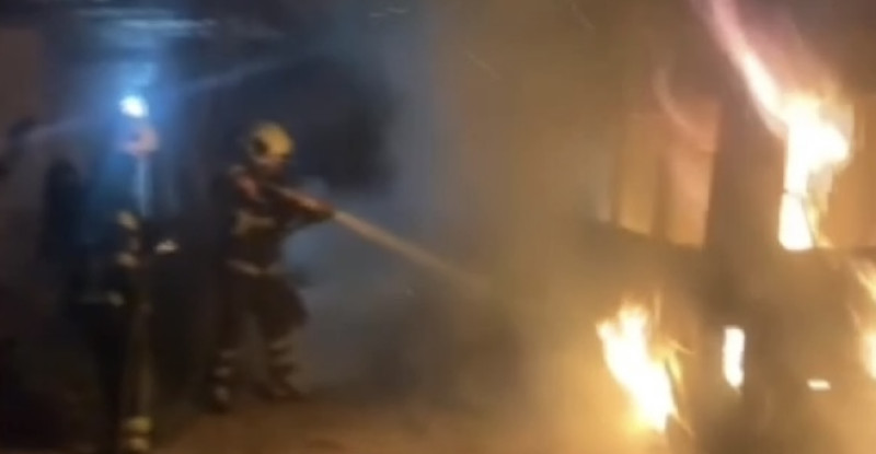 ADANA’NIN CEYHAN İLÇESİNDE PARK HALİNDEYKEN YANAN MİNİBÜS KULLANILAMAZ HALE GELDİ