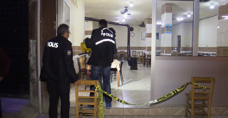 ADANA’DA KAHVEHANEYE YAPILAN SİLAHLI SALDIRIDA İKİ KİŞİ YARALANDI