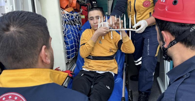 ADANA’DA ELİ DEMİR KORKULUĞA SAPLANAN ÇOCUK İTFAİYE EKİPLERİNİN MÜDAHALESİYLE KURTARILDI