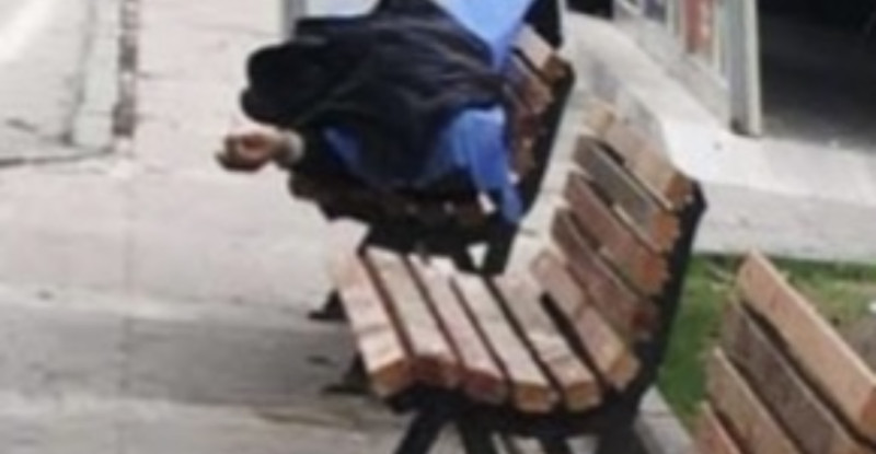 ADANA’DA BİR KİŞİ PARKTAKİ BANKTA ÖLÜ BULUNDU