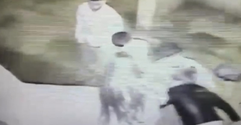 ADANA’DA BİR AVM’NİN OTOPARKINDA 2’Sİ KADIN 5 KİŞİ TARAFINDAN DARPEDİLEN VE BIÇAKLANAN GENÇ HAYATINI KAYBETTİ