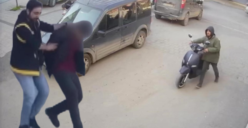 ADANA’DA ELEKTRİKLİ BİSİKLET VE 2 MOTOSİKLET ÇALDIKLARI GEREKÇESİYLE 2 ŞÜPHELİ TUTUKLANDI