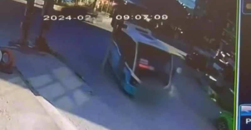 HATAY’DA MİNİBÜSÜN ÇARPTIĞI YAYA HAYATINI KAYBETTİ, KAZA GÜVENLİK KAMERASINCA KAYDEDİLDİ