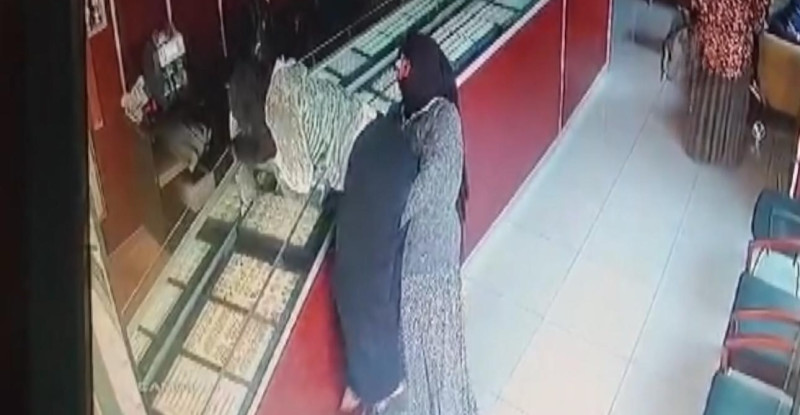MERSİN’DE 3 KADININ KUYUMCUDAN HIRSIZLIK YAPMASI KAMERADA