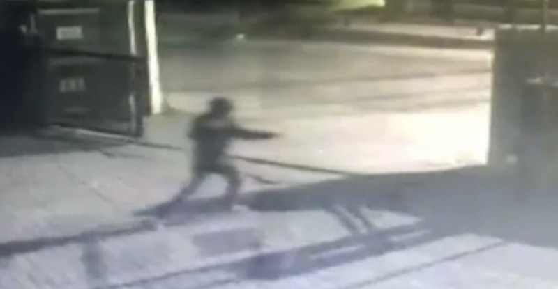 ADANA’DA POLİS MERKEZİNE POMPALI TÜFEKLE SALDIRI GİRİŞİMİNDE BULUNAN ZANLI KAÇMAYA ÇALIŞIRKEN VURULARAK YAKALANDI