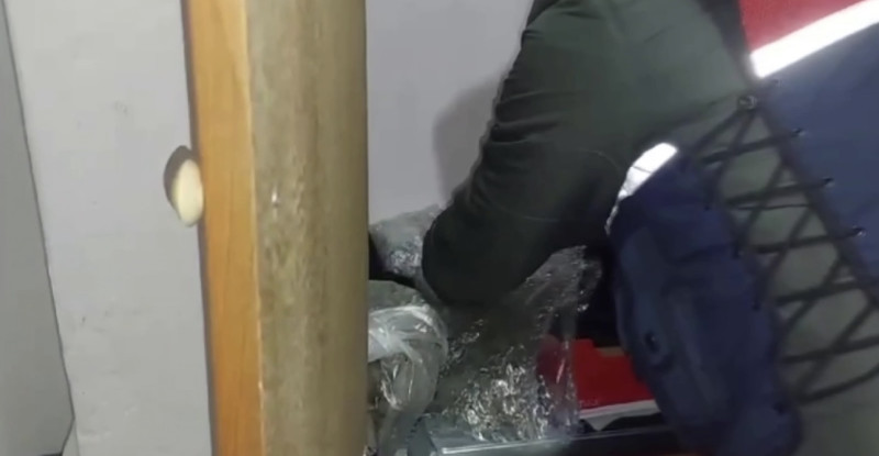 MERSİN’DE BİR EVDE 3 KİLO 750 GRAM ESRAR 1590 UYUŞTURUCU HAP VE 2 TABANCA ELE GEÇİRİLDİ