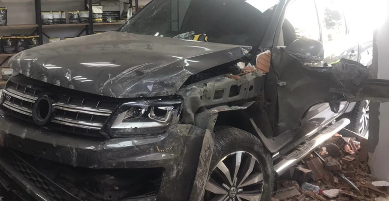 MERSİN’DE KONTROLDEN ÇIKAN KAMYONET İŞ YERİNE GİRDİ, BİR KİŞİ YARALANDI