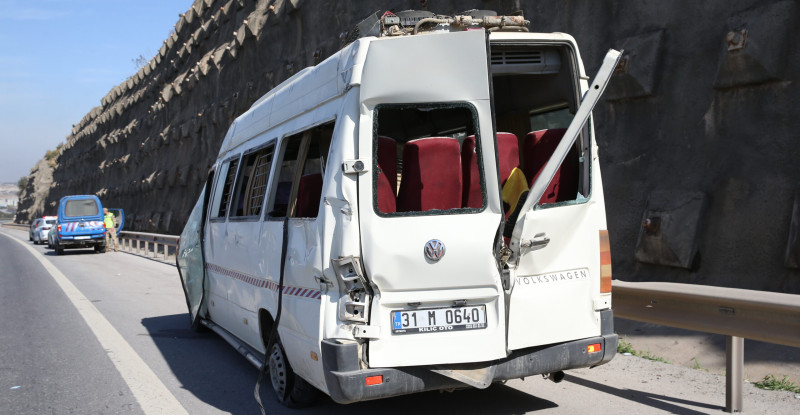 HATAY’DA SEYİR HALİNDEYKEN LASTİĞİ PATLAYAN MİNİBÜSÜN DEVRİLMESİ SONUCU 12 KİŞİ YARALANDI