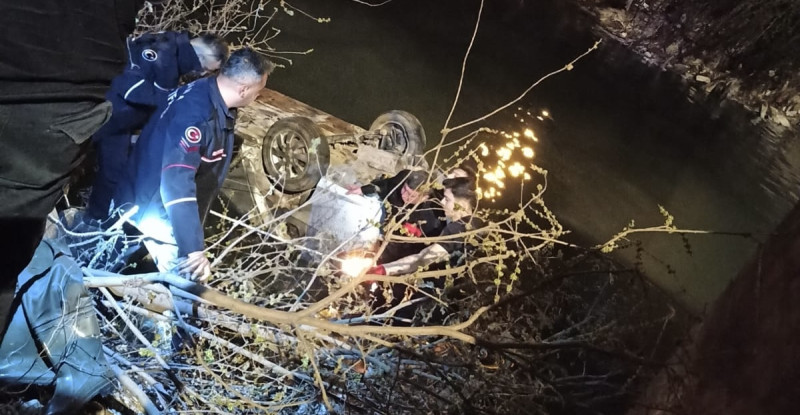 ADANA’DA SULAMA KANALINA DÜŞEN OTOMOBİLİN SÜRÜCÜSÜ YARALANDI