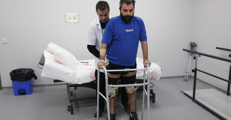 HATAY’DA DEPREMLERDE YARALANANLAR FİZİK TEDAVİYLE AYAĞA KALKMAYA ÇALIŞIYOR