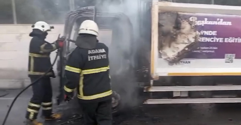 ADANA’DA ÇÖP KAMYONUNDA ÇIKAN YANGIN İTFAİYE EKİPLERİNCE SÖNDÜRÜLDÜ