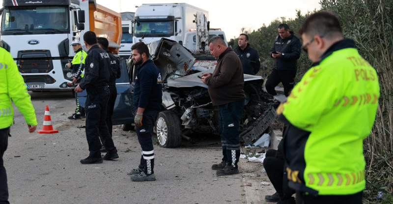 ADANA’DA OTOMOBİLLE İŞÇİ SERVİSİNİN ÇARPIŞMASI SONUCU 2 KİŞİ ÖLDÜ, 14 KİŞİ YARALANDI