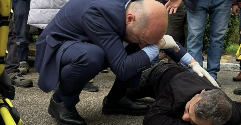 ADANA’DA YARALANAN SÜRÜCÜYE İLK MÜDAHALEYİ BELEDİYE BAŞKAN ADAYI HALİL NACAR YAPTI