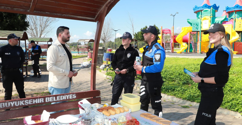 ADANA’DA POLİS HIRSIZLIK VE DOLANDIRICILIK OLAYLARINA KARŞI VATANDAŞI BİLGİLENDİRDİ