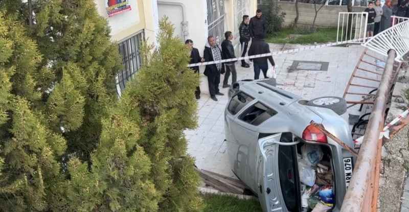 GAZİANTEP’TE OTOMOBİLİN APARTMAN BAHÇESİNE DEVRİLMESİ SONUCU 1 KİŞİ AĞIR YARALANDI