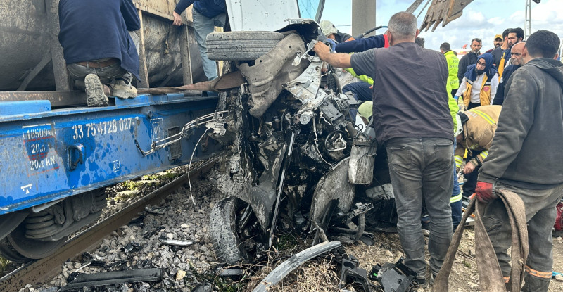 HATAY’DA TRENİN ÇARPTIĞI OTOMOBİLİN SÜRÜCÜSÜ ARAÇ İÇERİSİNDE SIKIŞARAK YARALANDI