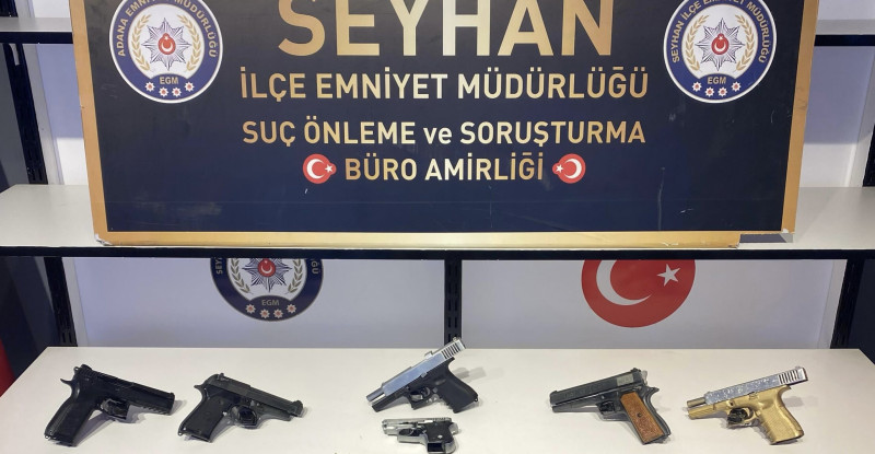 ADANA’DA RUHSATSIZ 6 SİLAH VE UYUŞTURUCU ELE GEÇİRİLEN OPERASYONDA 1 ŞÜPHELİ YAKALANDI