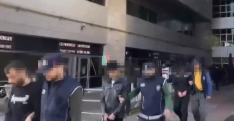 MERSİN’DE 26 DÜZENSİZ GÖÇMEN YAKALANDI, 3 GÖÇMEN KAÇAKÇISI TUTUKLANDI