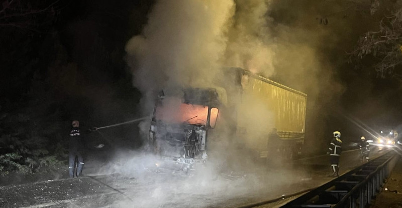 ADANA’DA SEYİR HALİNDEKİ KİMYASAL YÜKLÜ TIRDA ÇIKAN YANGIN İTFAİYE EKİPLERİNCE SÖNDÜRÜLDÜ