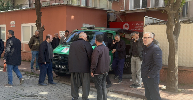 ADANA’DA TRAFİK KAZASINDA HAYATINI KAYBEDEN KADINININ CENAZESİ DEFNEDİLDİ