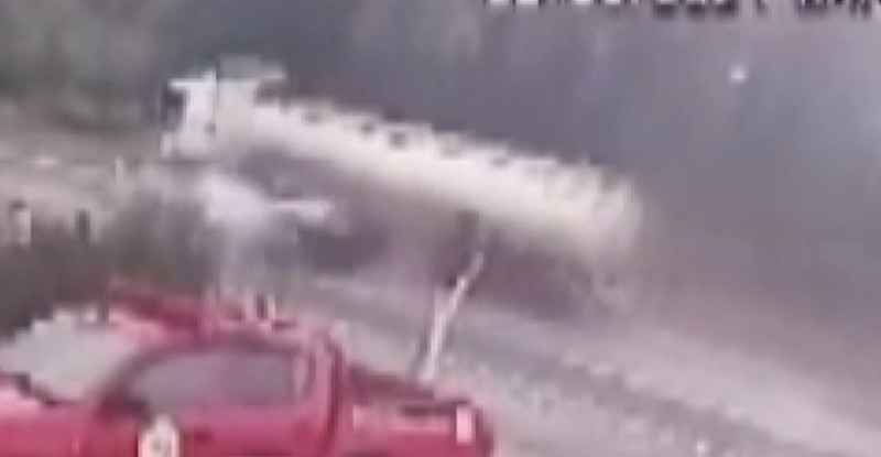 GAZİANTEP’TE YAKIT TANKERİNİN ÇARPTIĞI OTOMOBİL SÜRÜCÜSÜ YARALANDI