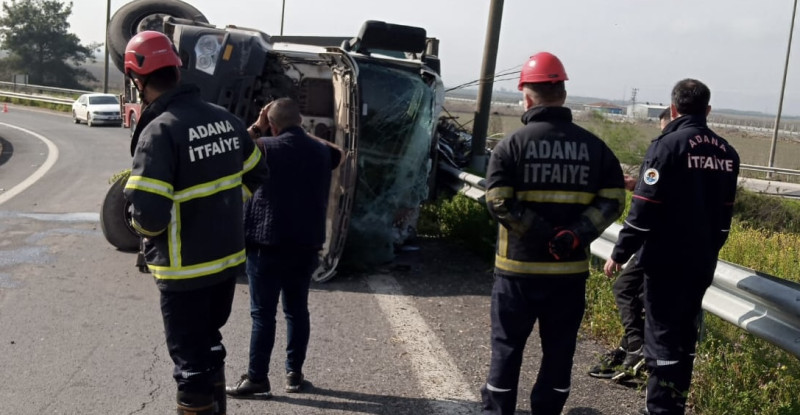 ADANA’DA DEVRİLEN KAMYON SÜRÜCÜYÜ İTFAİYE EKİPLERİ ÇIKARDI