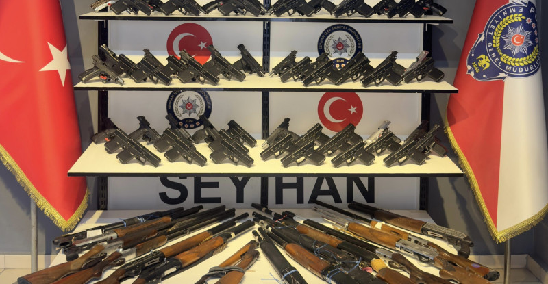 ADANA  SEYHANDA POLİS OPERASYON VE DENETİMELERDE  BİR HAFTADA RUHSATSIZ 80 SİLAH ELE GEÇİRDİ