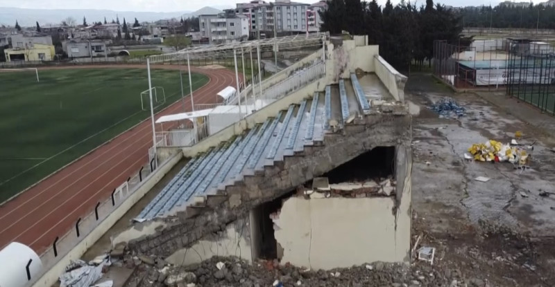 GAZİANTEP’İN İSLAHİYE İLÇESİNDE, HASAR GÖREN ATATÜRK STADYUMU TİRİBÜNLERİNİN YIKILMASINA BAŞLANDI