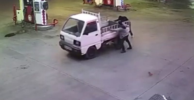 MERSİN’DE KAMYONETİN ÇALINMA ANI GÜVENLİK KAMERASINA YANSIDI