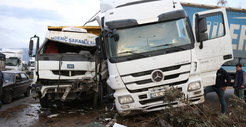 HATAY’DA TIR İLE KAMYONUN ÇARPIŞMASI SONUCU 3 KİŞİ YARALANDI