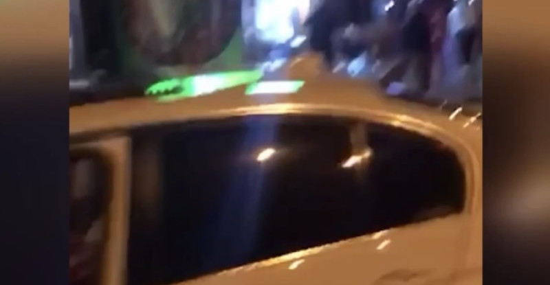 ADANA’DA KONTROLDEN ÇIKAN OTOMOBİL İKİ  İŞ YERİNE GİRDİ