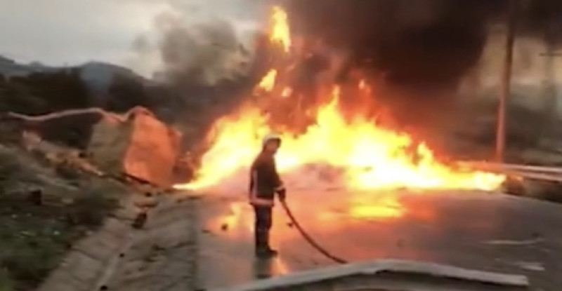 ADANA-POZANTI OTOYOLU DAMLAMA MEVKİSİNDE BARİYERLERE ÇARPARAK YANAN TIRIM SÜRÜCÜSÜ YARALANDI