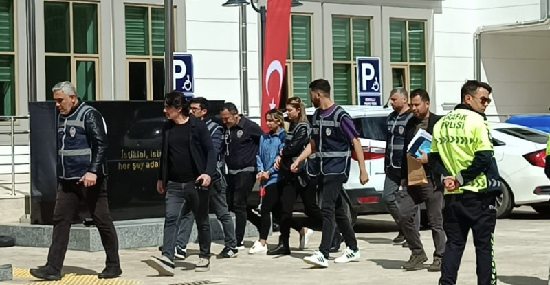 ADANA’DA EŞİNİ ÖLDÜRDÜĞÜ İDDİASIYLA GÖZALTINA ALINAN KADIN TUTUKLANDI