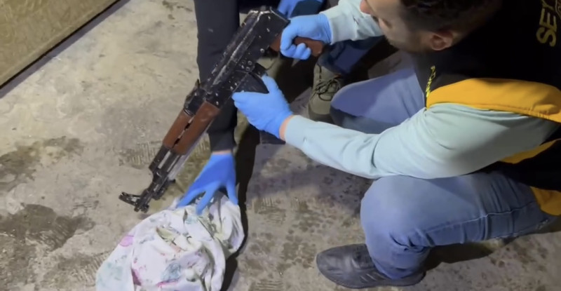 ADANA’DA EVİN ODUNLUĞUNDAKİ ARAMADA KALAŞNİKOF TÜFEK ELE GEÇİRİLDİ