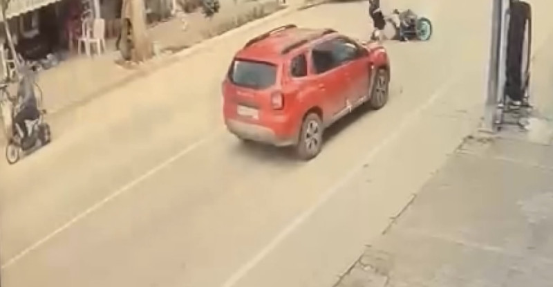 ADANA’DA İKİ OTOMOBİLLE ÇARPIŞAN  MOTOSİKLETİN SÜRÜCÜSÜ AĞIR YARALANDI