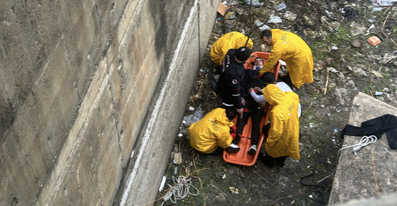 ADANA’DA KÖPRÜDEN DÜŞEN KİŞİYİ İTFAİYE EKİPLERİ VİNÇ YARDIMIYLA DÜŞTÜĞÜ YERDEN ÇIKARDI
