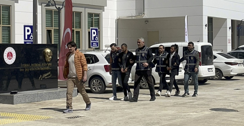 ADANA’NIN KOZAN İLÇESİNDE TARTIŞTIĞI KİŞİYİ BIÇAKLA YARALAYAN ZANLI TUTUKLANDI